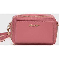Tommy Hilfiger torebka kolor różowy. Czerwone listonoszki Tommy Hilfiger, bez wzorów, bez dodatków. W wyprzedaży za 374.99 zł.