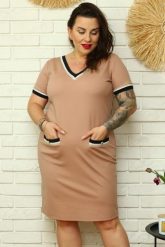Sukienka dzianinowa ekskluzywna wygodna z kieszonkami dekolt serek RAMONA karmelowa. Sukienki KARKO, do pracy, plus size, bez wzorów, z dzianiny, biznesowe, bez kołnierzyka, plus size, bez ramiączek, midi, proste. Za 89.50 zł.
