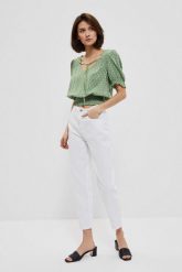 Jeansy białe mom fit. Białe jeansy MOODO, xs, bez wzorów, z bawełny, z podwyższonym stanem, długie. W wyprzedaży za 47.99 zł.