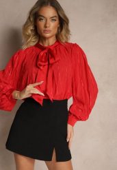 Czerwona Tłoczona Bluzka o Koszulowym Kroju z Ozdobnym Wiązaniem Sepalea. Czerwone bluzki Renee, m, bez wzorów, z jeansu, eleganckie, bez kołnierzyka, bez ramiączek. W wyprzedaży za 55.99 zł.
