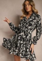 Czarna Koszulowa Sukienka z Wiskozą Ozdobiona Wzorem w Kwiaty Penilra. Czarne sukienki Renee, na co dzień, l, bez wzorów, z wiskozy, eleganckie, bez kołnierzyka, bez ramiączek, mini, kopertowe. W wyprzedaży za 111.99 zł.