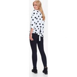 NIEROZPINANA BLUZA DAMSKA W KROPKI Z WIĄZANIEM W PASIE. Bluzy marki TOP SECRET. W wyprzedaży za 39.99 zł.