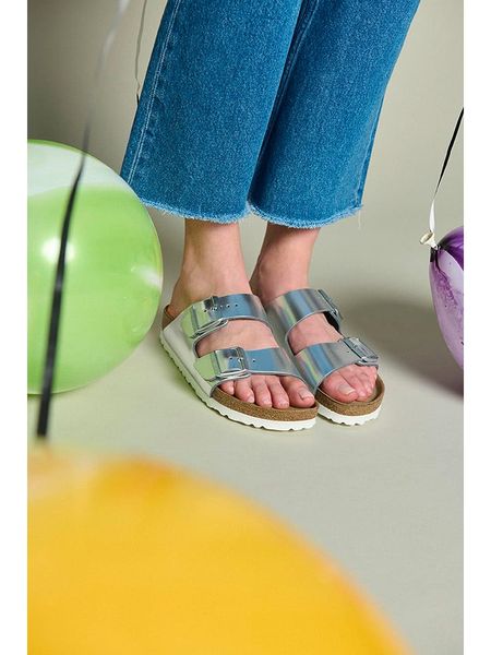 Birkenstock Skórzane klapki "Arizona" w kolorze srebrnym rozmiar: 40. Szare klapki Birkenstock, bez wzorów, ze skóry, klasyczne, z otwartym noskiem, bez obcasa, bez zapięcia. Za 354.10 zł.