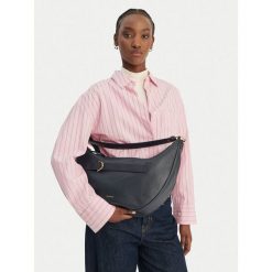 Torebka Coccinelle. Niebieskie torebki klasyczne Coccinelle, bez wzorów, klasyczne, bez dodatków. Za 1,599.99 zł.