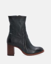 ZIELONE BOTKI NA OBCASIE P26206 LICHENE. Zielone botki Venezia, bez wzorów, ze skóry, bez obcasa, na obcasie, bez zapięcia. Za 619.00 zł.