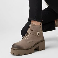 Botki damskie Armodo, zamszowe skórzane na klocku z okrągłym noskiem i na suwak, fango złoty, 60557-W. Brązowe botki Armodo, bez wzorów, z zamszu, eleganckie, z okrągłym noskiem, bez obcasa, na obcasie, bez zapięcia. Za 339.00 zł.