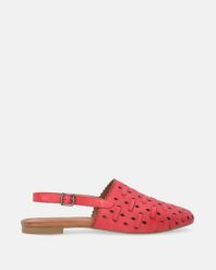 CZERWONE SANDAŁY Z KRYTYM NOSKIEM 015126 RED. Czerwone sandały Venezia, bez wzorów, ze skóry, bez obcasa, bez zapięcia. Za 259.00 zł.
