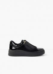 Sneakersy Marco Tozzi w lakierowanej optyce. Czarne buty sportowe lifestyle bonprix, bez wzorów, sportowe, bez zapięcia. Za 249.99 zł.