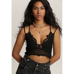 Czarny Top Kissoche. Czarne topy Renee, m, bez wzorów, z koronki, bez kołnierzyka, bez ramiączek. W wyprzedaży za 51.99 zł.