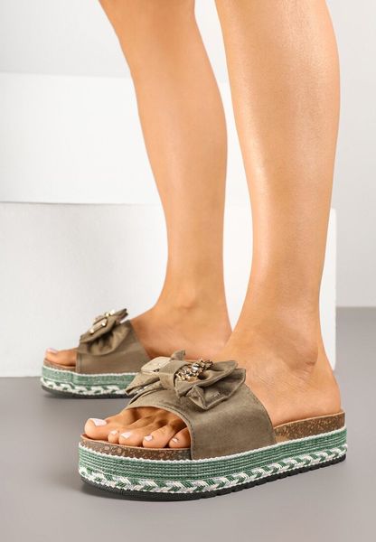 Zielone Klapki na Niskiej Platformie z Ozdobną Kokardą i Aplikacjami Tenaziea. Zielone klapki Renee, z aplikacjami, biznesowe, bez obcasa, na płaskiej podeszwie, bez zapięcia. Za 69.99 zł.