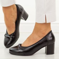 Czarne skórzane czółenka damskie Cambell 19450. Czarne czółenka Cambell, na jesień, bez wzorów, ze skóry, eleganckie, z okrągłym noskiem, bez obcasa, na słupku, bez zapięcia. Za 219.00 zł.