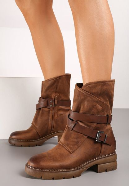 Brązowe Botki na Płaskiej Podeszwie z Asymetryczną Cholewką Zdobioną paskami z Klamrami Felzina. Brązowe botki Born2be, z aplikacjami, z jeansu, eleganckie, bez obcasa, na płaskiej podeszwie, bez zapięcia. Za 149.99 zł.