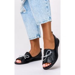 Czarne sandały zabudowane z kokardą polska skóra pro-moda 2660-001. Czarne sandały PRO-MODA, bez wzorów, ze skóry, bez obcasa, bez zapięcia. W wyprzedaży za 249.99 zł.