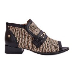 Skórzane Botki Damskie Z Odkrytymi Palcami Maciejka 06934-39/00-1 Czarno-Beżowe czarne. Czarne botki z aplikacjami, ze skóry, eleganckie, z otwartym noskiem, bez obcasa, na obcasie, bez zapięcia. Za 605.35 zł.