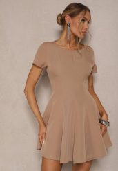 Ciemnobeżowa Sukienka o Rozkloszowanym Kroju na Krótki Rękaw Zdobiona Przeszyciami Mepiza. Brązowe sukienki Renee, na spotkanie biznesowe, l, z aplikacjami, eleganckie, bez kołnierzyka, bez ramiączek, mini, rozkloszowane. W wyprzedaży za 75.99 zł.