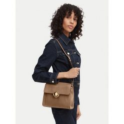 Torebka Furla. Brązowe torebki klasyczne Furla, bez wzorów, klasyczne, bez dodatków. Za 1,979.00 zł.