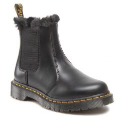 Sztyblety Dr. Martens. Czarne botki Dr Martens, bez wzorów, bez obcasa, na płaskiej podeszwie, bez zapięcia. Za 989.99 zł.