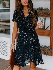 Milan Kiss Sukienka w kolorze czarnym rozmiar: M. Czarne sukienki Milan Kiss, m, bez wzorów, bez kołnierzyka, bez ramiączek, mini. Za 158.10 zł.