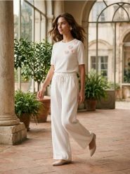 Wiskozowy sweter z aplikacjami 3D - kremowy. Białe swetry Sinsay, l, z aplikacjami, z wiskozy, bez ramiączek. Za 39.99 zł.