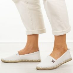Białe espadryle damskie, półbuty Potocki 16374. Białe espadryle POTOCKI, bez wzorów, z jeansu, casualowe, z okrągłym noskiem, bez obcasa, na płaskiej podeszwie. Za 99.00 zł.