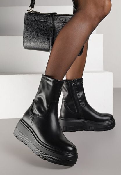 Czarne Botki na Platformie w Stylu Grunge Firivine. Czarne botki Born2be, bez wzorów, eleganckie, bez obcasa, na platformie, bez zapięcia. Za 139.99 zł.