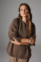 WEŁNIANY SWETER BOBBY BRĄZOWY One size - Flawless. Brązowe swetry Flawless, bez wzorów, z dzianiny, eleganckie, bez ramiączek. Za 798.00 zł.