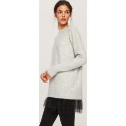 Sweter z tiulową falbanką - Jasny szar. Swetry marki INESIS. W wyprzedaży za 79.99 zł.