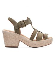 Clarks Skórzane sandały "Maritsa70 Tee" w kolorze khaki na obcasie rozmiar: 37. Brązowe sandały Clarks, bez wzorów, ze skóry, z otwartym noskiem, bez obcasa, na koturnie, bez zapięcia. Za 160.58 zł.