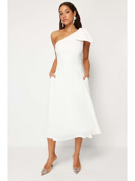 Trendyol Sukienka w kolorze białym rozmiar: 38. Białe sukienki Trendyol, bez wzorów, bez kołnierzyka, bez ramiączek, midi, rozkloszowane. Za 91.77 zł.