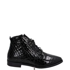 LAKIEROWANE BOTKI 0218 501 BLACK. Czarne botki Venezia, bez wzorów, z lakierowanej skóry, bez obcasa, bez zapięcia. Za 259.00 zł.