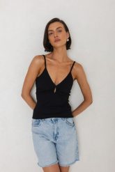 TOP GIGI CZARNY XS - Flawless. Czarne topy Flawless, l, bez wzorów, z bawełny, eleganckie, bez kołnierzyka, bez ramiączek. Za 133.60 zł.