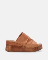 BRĄZOWE KLAPKI NA KOTURNIE 0028501 COCONUT. Brązowe klapki Venezia, bez wzorów, ze skóry, bez obcasa, na koturnie, bez zapięcia. Za 329.00 zł.