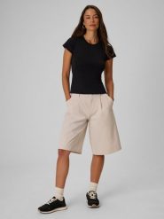 4F Spodenki casual damskie - kremowe XL. Białe szorty sportowe 4f, bez wzorów, z tkaniny, z podwyższonym stanem. Za 169.99 zł.