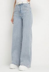 Jasnoniebieskie Jeansy w Wysokim Stanem i Szeroką Nogawką Zdobione Cyrkoniami Palinthia. Niebieskie jeansy Born2be, z aplikacjami, z jeansu, eleganckie, z podwyższonym stanem. W wyprzedaży za 118.99 zł.
