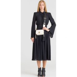 CZARNA SUKIENKA ELISABETTA FRANCHI. Czarne sukienki Elisabetta Franchi, na imprezę, z aplikacjami, bez kołnierzyka, bez ramiączek, midi, rozkloszowane. Za 749.50 zł.