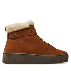 Botki Tommy Hilfiger. Brązowe botki Tommy Hilfiger, bez wzorów, z nubiku, bez obcasa, na płaskiej podeszwie, bez zapięcia. Za 419.99 zł.