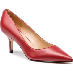 Szpilki GUESS - FLDS24 LEA08 LRED. Szpilki marki ANSWEAR. W wyprzedaży za 349.00 zł.
