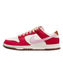 Buty do chodzenia dla dorosłych Nike Dunk Low Premium Bacon. Czerwone buty treningowe Nike, bez wzorów, z materiału, bez zapięcia, trekkingowe. Za 945.48 zł.