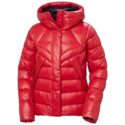 Damska kurtka puchowa Helly Hansen Bliss. Czerwone kurtki Helly Hansen, na zimę, bez wzorów, z puchu, bez kaptura. W wyprzedaży za 1,275.50 zł.