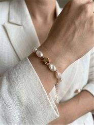 Heliophilia Bransoletka z elementami ozdobnymi rozmiar: onesize. Białe bransoletki Heliophilia, z perłą, z mosiądzu. Za 70.90 zł.
