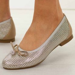 Złote skórzane baleriny damskie T.Sokolski W26-225. Żółte baleriny Sokolski, bez wzorów, z jeansu, biznesowe, bez obcasa, na płaskiej podeszwie, bez zapięcia. W wyprzedaży za 179.10 zł.