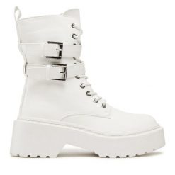 Trapery DeeZee. Białe traperki DeeZee, bez wzorów, bez obcasa, bez zapięcia. Za 179.99 zł.