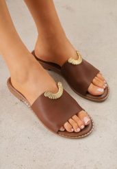 Ciemnobrązowe Klapki VICES z Biżuteryjnym Detalem w Kształcie Łuku Himemelle. Brązowe klapki Born2be, z aplikacjami, z jeansu, biznesowe, bez obcasa, na płaskiej podeszwie, bez zapięcia. Za 79.99 zł.