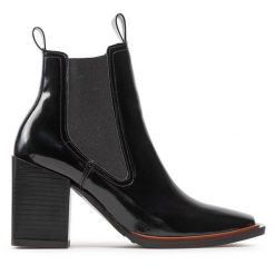 Botki Simple. Czarne botki Simple, bez wzorów, bez obcasa, na słupku, bez zapięcia. Za 329.99 zł.