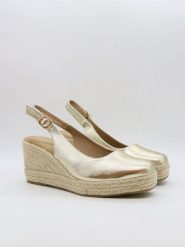 Bellucci Sandały w kolorze złotym na koturnie rozmiar: 40. Żółte sandały Bellucci, bez wzorów, z otwartym noskiem, bez obcasa, na koturnie, bez zapięcia. Za 104.99 zł.