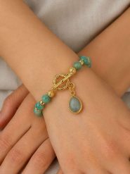L'Atelier de Gaia Pozłacana bransoletka z zawieszką rozmiar: onesize. Zielone bransoletki L'Atelier de Gaia, pozłacane. Za 51.95 zł.