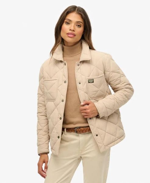 Superdry Pikowana kurtka Quilted Chore Liner – Humus Beige. Brązowe kurtki Superdry, z aplikacjami, z materiału, klasyczne, bez kaptura. Za 353.50 zł.