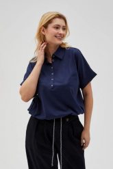 Bluza z kołnierzykiem i krótkimi rękawami granatowa. Bluzy MOODO, l, bez wzorów, z bawełny, bez kaptura. Za 99.99 zł.