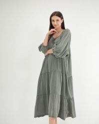 Zielona sukienka z wiązaniem. Zielone sukienki Unisono, l, bez wzorów, z bawełny, bez kołnierzyka, bez ramiączek, midi. Za 339.00 zł.