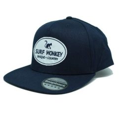 Czapka Trucker – Płaski daszek – Snapback / Jeden rozmiar (Granatowy). Niebieskie czapki z daszkiem SURF MONKEY, bez wzorów, z bawełny, sportowe. Za 139.95 zł.
